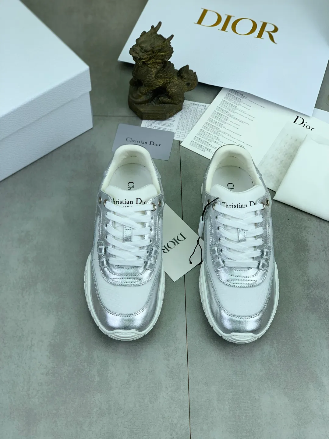 Men's men's shoes P560 new Dior Tech sneakers 2026 early spring series new products, with fashionable details, highlighting retro aesthetics. The light beige anti-suede cow leather upper is spliced ​​with apricot transparent mesh fabric on the side. The upper window edge is adhered with high-frequency flat ironing and back-pressure. It replicates the original craftsmanship, making it beautiful and comfortable without falling off. The interior is made of sheep lining of the same color and is soft and comfortable. The heel and tongue are embellished with the Paris logo. The textured TPU soles with the same color logo. The high-end version is exquisitely packaged with an airplane box, adding to the high-end style. Color: 4️⃣colors available Size: Female 35-41 Male 39-46